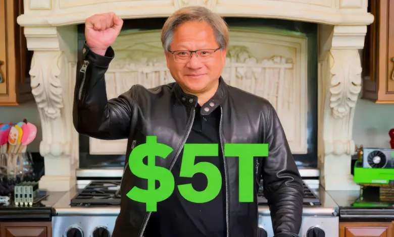 NVIDIA dépasse les 5 000 Md$ de capitalisation et devient numéro un mondial 1 Jensen Huang sur scène, souriant, célébrant NVIDIA atteignant une capitalisation de 5 000 milliards de dollars, actualité mar