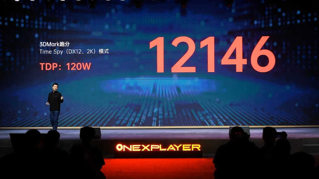 Console portable OneXPlayer OneXfly Apex sous Ryzen AI MAX 395, grand écran central, manettes intégrées et design noir.