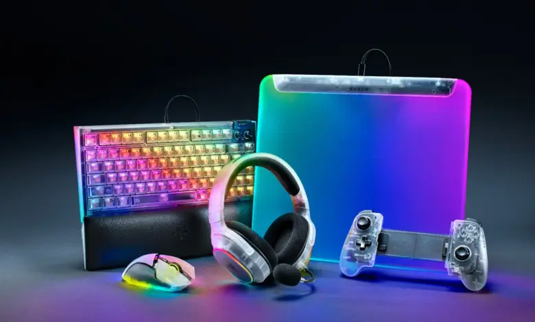 Razer Phantom White : collection translucide rétro blanche pour setups gaming 1 Setup gaming Razer Phantom White translucide : clavier mécanique, souris, casque RGB blanc, accessoires rétro, éclairage LED