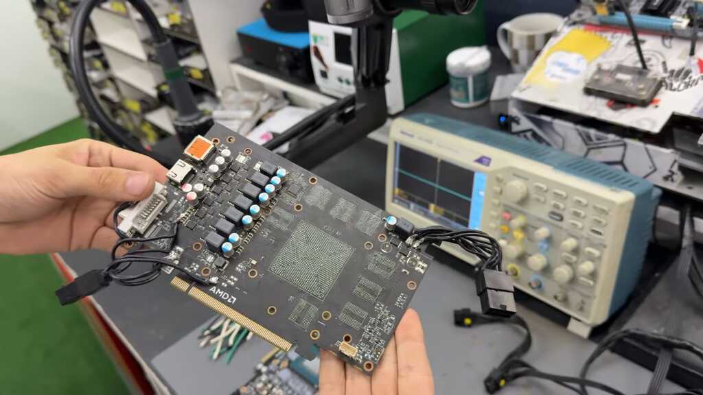 RTX 5070 Ti ressuscitée : une RX 580 en VRM externe après un PCB troué 4 Illustration de l'article : RTX 5070 Ti ressuscitée : une RX 580 en VRM externe après un PCB troué (vue 3)