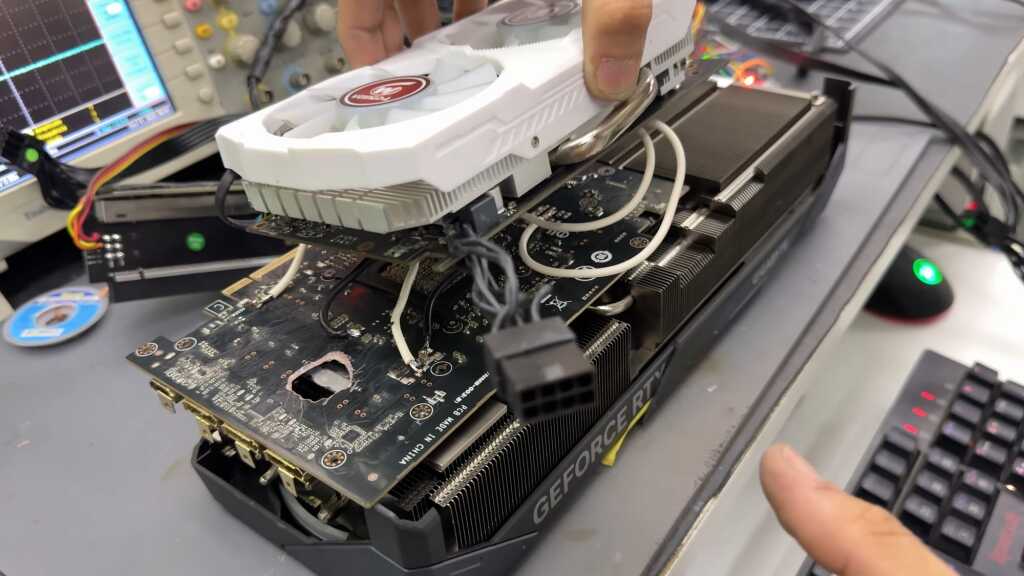 RTX 5070 Ti ressuscitée : une RX 580 en VRM externe après un PCB troué 5 Illustration de l'article : RTX 5070 Ti ressuscitée : une RX 580 en VRM externe après un PCB troué (vue 5)
