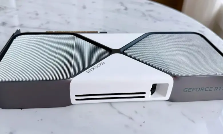 RTX 5080 Founders Edition en blanc : un mod audacieux relance la question pour NVIDIA 1 rtx 5080 fe blanche mod nvidia graphics news