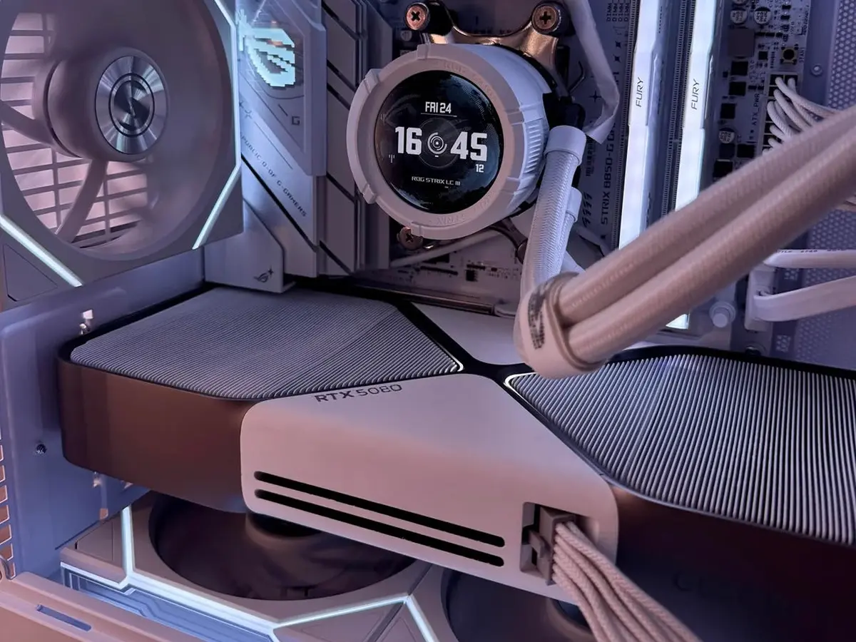 RTX 5080 Founders Edition en blanc : un mod audacieux relance la question pour NVIDIA 13 Gros plan sur une NVIDIA RTX 5080 Founders Edition modifiée en blanc, boîtier et ventilateurs personnalisés, pour un article