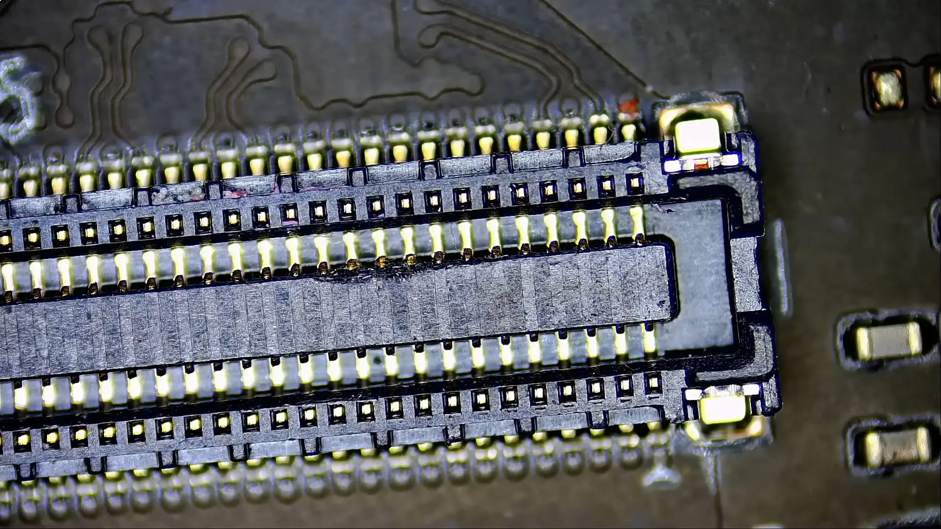 RTX 5090 FE : un expert met en garde contre la fragilité du connecteur interne 3 Gros plan sur le connecteur interne fragile d’une RTX 5090 Founders Edition, mis en évidence par un atelier de réparation GPU
