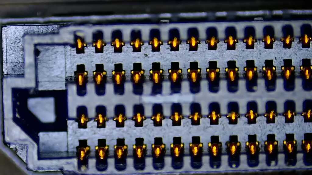 RTX 5090 FE : un expert met en garde contre la fragilité du connecteur interne 2 rtx 5090 repair 01