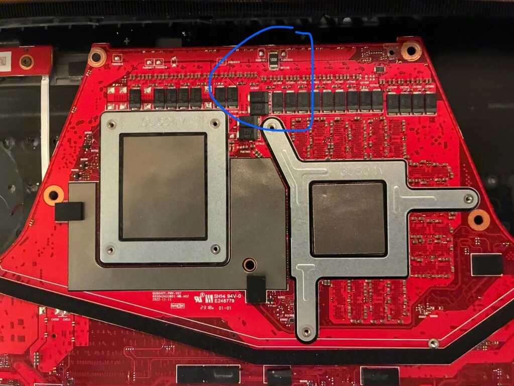 RTX 4090 mobile shunt mod : un portable approche les performances d’un RTX 5090 mobile pour moitié prix 2 Ordinateur portable gaming avec carte RTX 4090 modifiée par shunt, benchmarks à l’écran, visant des performances proches d’un