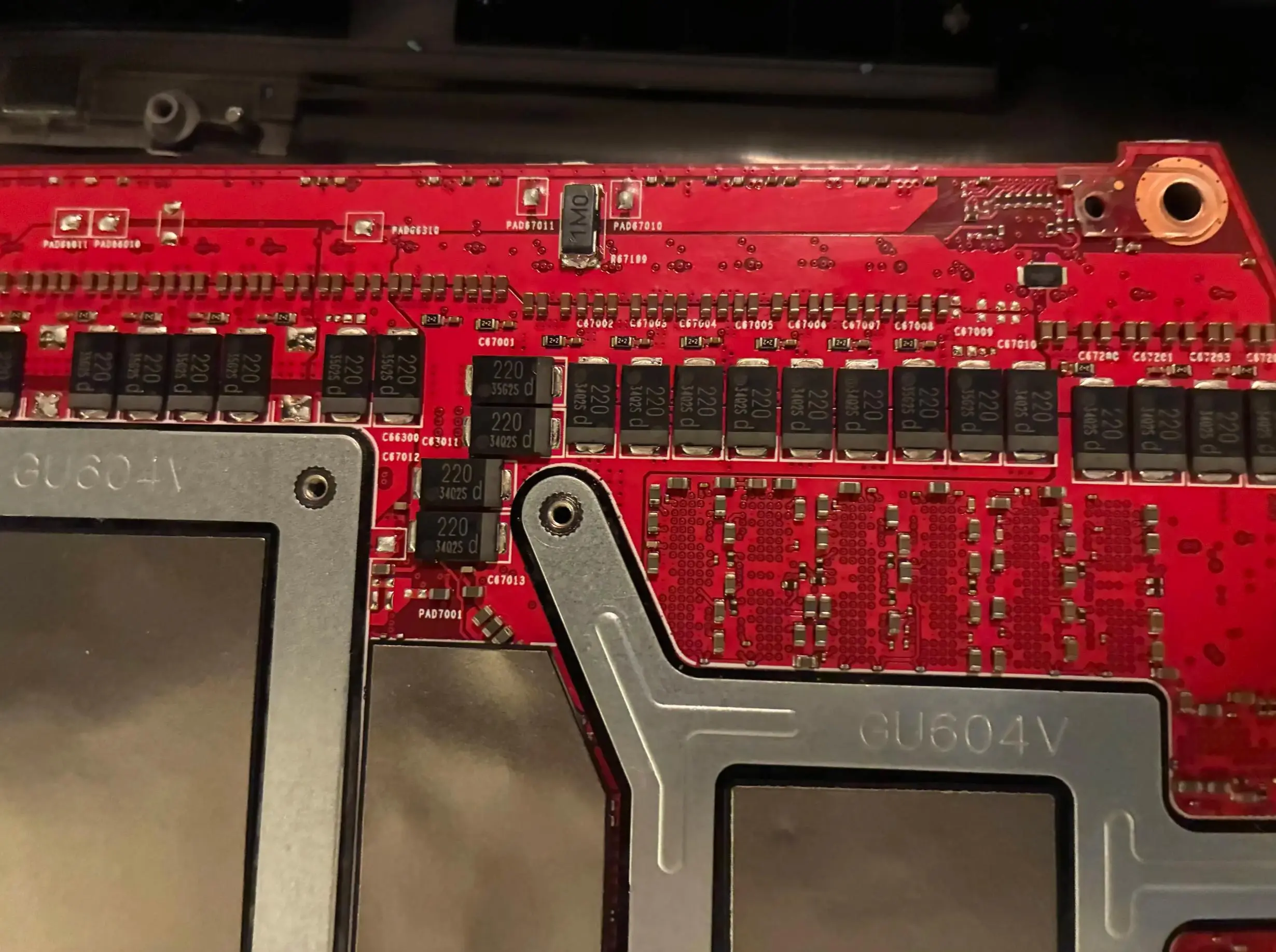 RTX 4090 mobile shunt mod : un portable approche les performances d’un RTX 5090 mobile pour moitié prix 3 Gros plan d’un laptop gaming équipé d’une RTX 4090, montrant un shunt mod sur la carte pour augmenter la puissance et approch