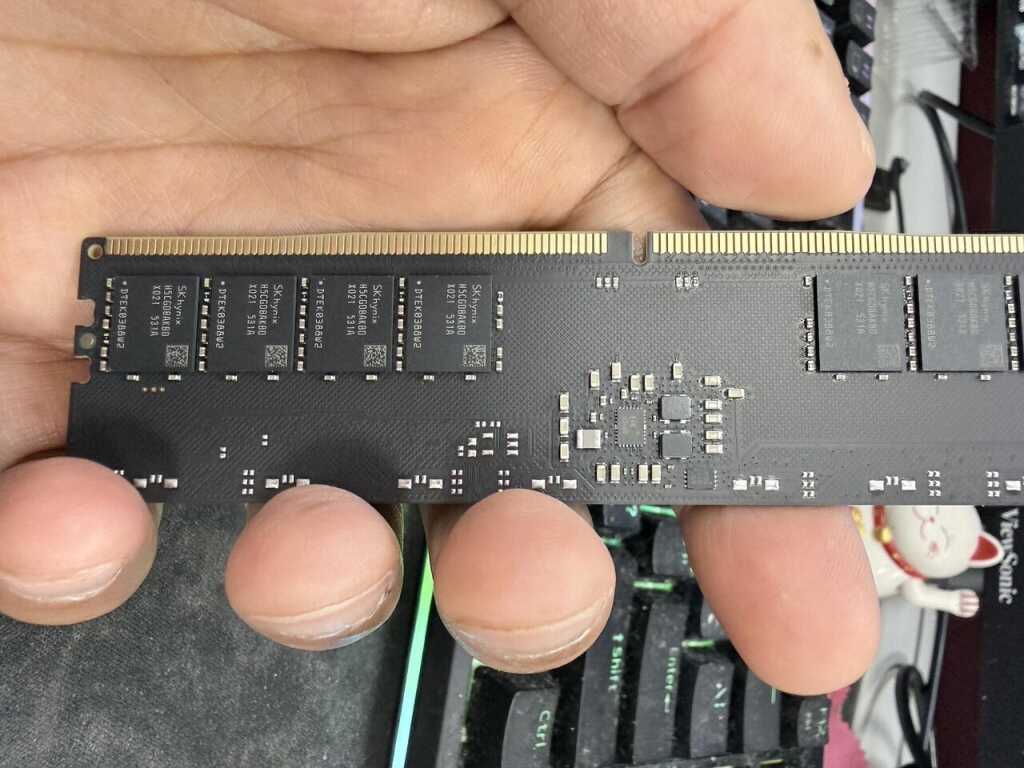 SK hynix dévoile officieusement des puces DDR5 A-die 3 Go données à 7200 MT/s 3 Puces SK hynix DDR5 A-die 3 Go à 7200 MT/s, mémoire haute performance pour PC, overclocking et bandes passantes élevées