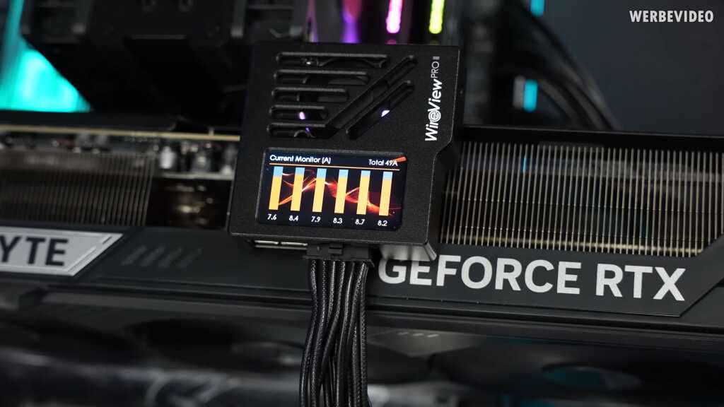 Thermal Grizzly WireView Pro II : la mesure d’énergie GPU de précision pour connecteurs 12V-2x6 5 Gros plan sur le WireView Pro II affichant les lectures sur écran couleur pour connecteurs 12V-2×6, avec ventilateur de refro