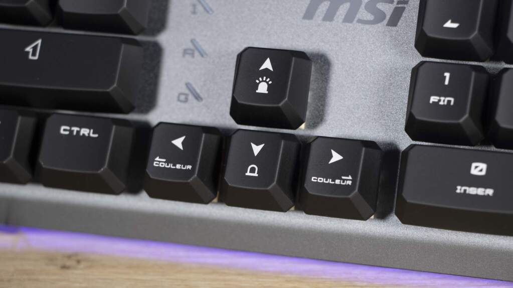 MSI STRIKE 600 contrôle luminosité couleur
