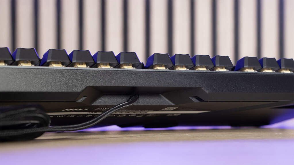 MSI STRIKE 600 encoche arrière câble