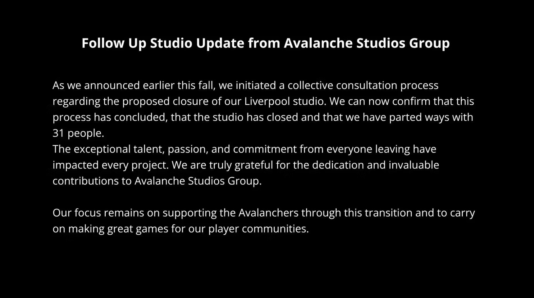 Bureau de studio de développement de jeux vide, postes PC, écrans et matériel gaming après fermeture de studio et licenciements