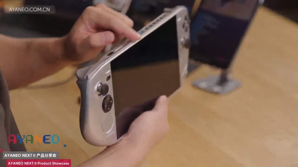 Vue de l'AYANEO Next 2 montrant le châssis, l'écran OLED 9 pouces et les éléments de refroidissement, APU Ryzen AI Max+ 395 v