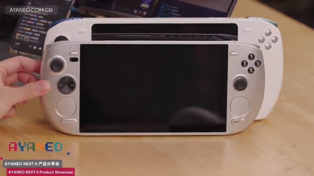 Console portable AYANEO Next 2 affichant écran OLED 9 pouces, design noir et logo, équipée APU Ryzen AI Max+ 395 et boutons v