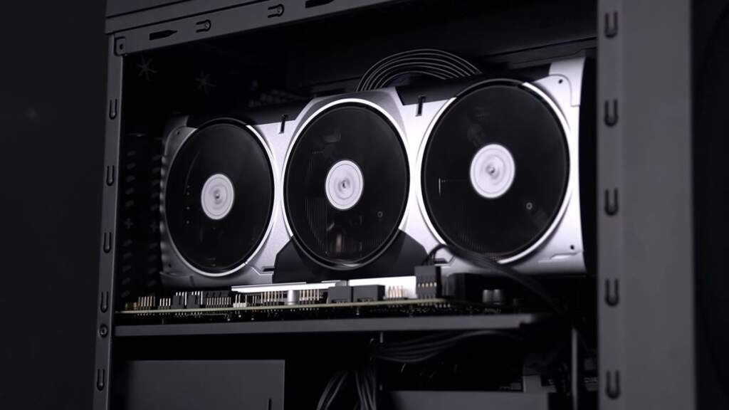 Boîtier Chieftec The Cube mATX au design d'enceinte, vue latérale montrant ventilateur 200 mm et espace pour GPU 33,5 cm