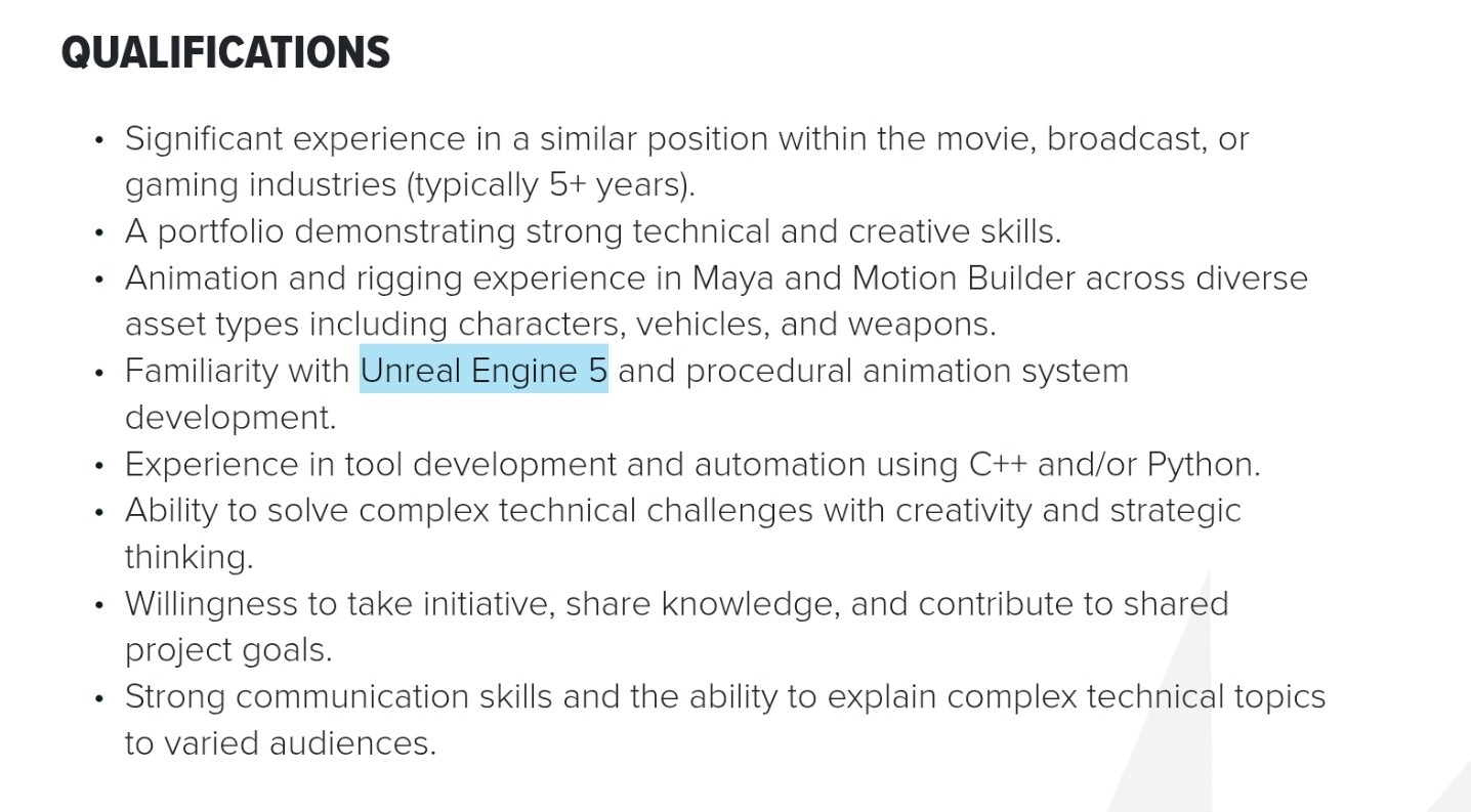 Bureau de développement avec ordinateurs, écrans multiples et composants hardware évoquant recrutement et accélération de Cyberpunk 2