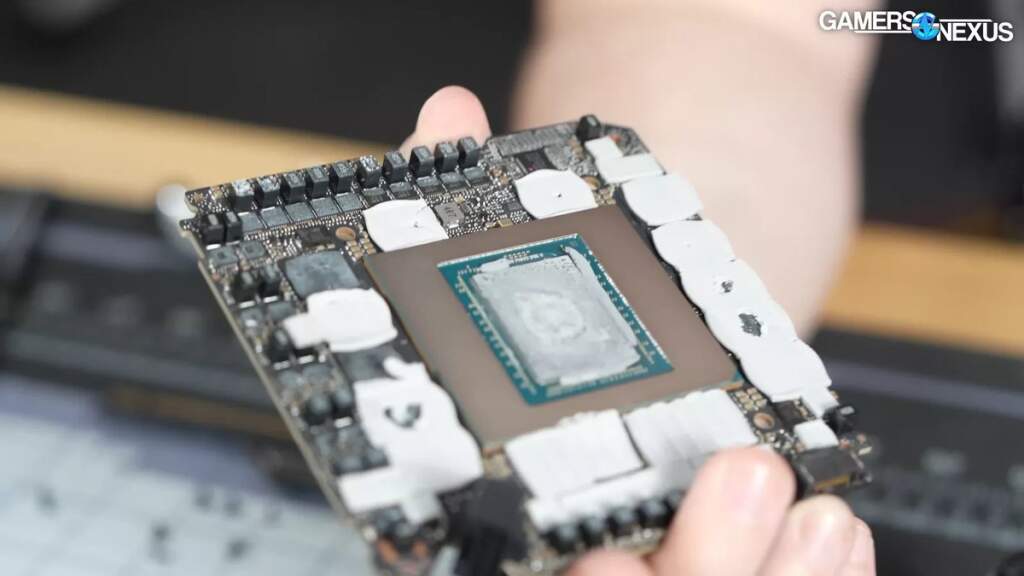 Carte PCB RTX Pro 6000 montrant modules mémoire GDDR7 Samsung 3 Go annoncés à 28 Gbps, pictogrammes et composants visibles