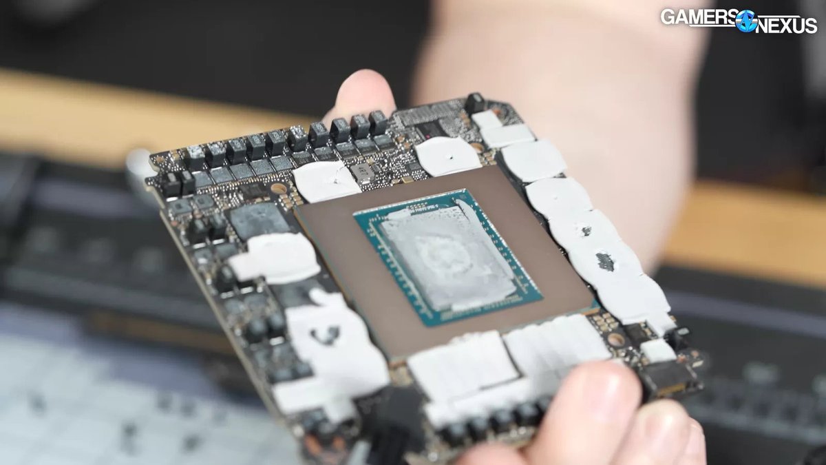 GDDR7 Samsung 3 Go à 28 Gbps en production, échantillons 32/36 Gbps déjà listés 3 Carte PCB RTX Pro 6000 montrant modules mémoire GDDR7 Samsung 3 Go annoncés à 28 Gbps, pictogrammes et composants visibles