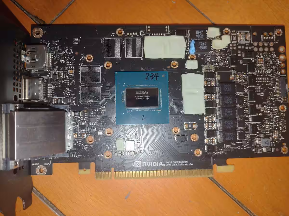 Prototype GeForce GTX 1650 SUPER avec GPU TU116, 1152 cœurs CUDA et interface PCIe 4.0, gros plan sur la carte et son connect