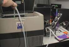 Photo de la GeForce RTX 5050 en overclock extrême à 3,5 GHz avec système de refroidissement improvisé type congélateur