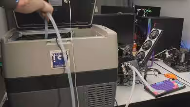 GeForce RTX 5050 : 3,5 GHz atteints grâce à un congélateur de camping 22 Photo de la GeForce RTX 5050 en overclock extrême à 3,5 GHz avec système de refroidissement improvisé type congélateur