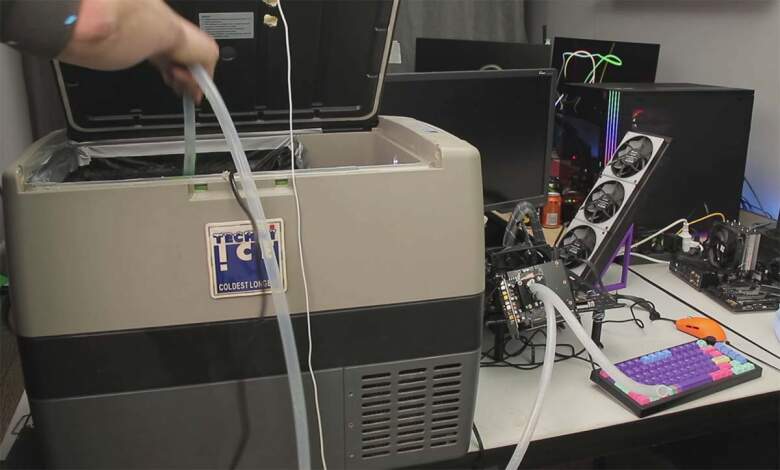 GeForce RTX 5050 : 3,5 GHz atteints grâce à un congélateur de camping 1 Photo de la GeForce RTX 5050 en overclock extrême à 3,5 GHz avec système de refroidissement improvisé type congélateur