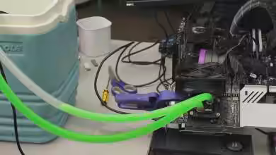 Carte graphique Intel Arc B580 overclockée au liquide antigel, tubes de watercooling visibles, affichant un gain de 16 % et u