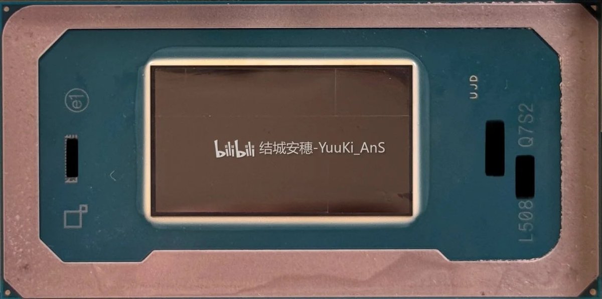 Échantillon d'ingénierie Intel Core Ultra 300 Panther Lake visible sur carte de test avec marquages et composants