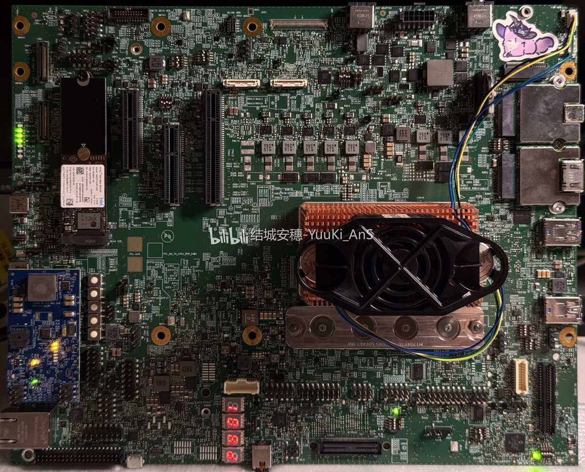 Carte mère avec échantillon d’ingénierie Intel Core Ultra 300 Panther Lake installé, vue rapprochée du processeur et dissipat