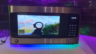 PC gaming installé dans un micro-ondes, mod SignalRGB allumé, câbles et composants visibles, premier visuel de l’article.