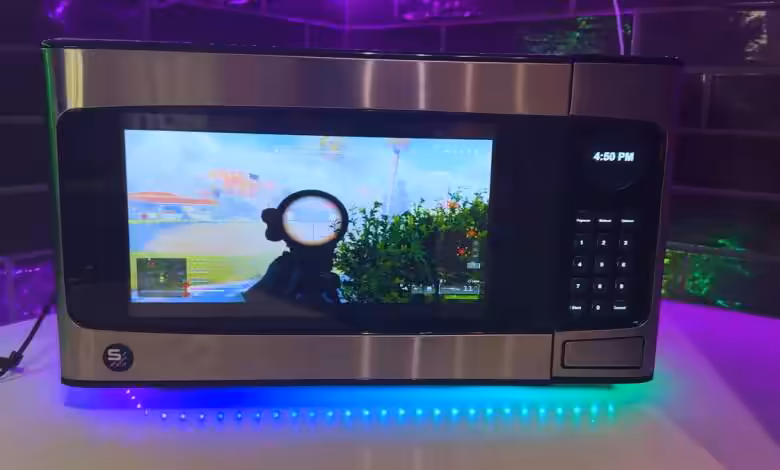 PC gaming installé dans un micro-ondes, mod SignalRGB allumé, câbles et composants visibles, premier visuel de l’article.