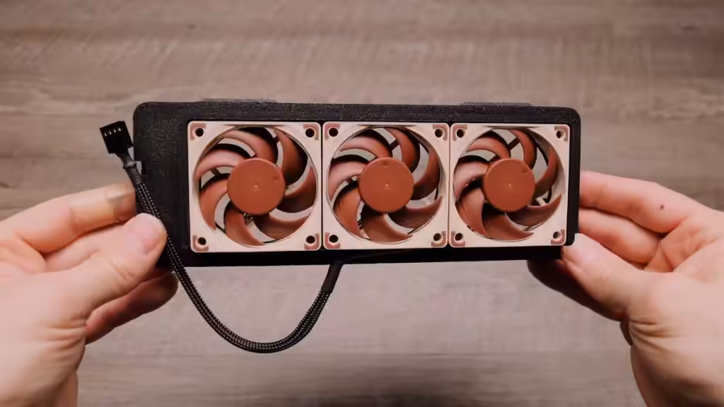 PS5 mini de 6 litres : le mod Tiny PS5 Redux gagne en refroidissement et en simplicité 18 Mod Tiny PS5 Redux au format 6 litres, montrant le châssis compact avec ventilation améliorée et disposition interne simplifi