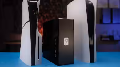 PS5 mini de 6 litres : le mod Tiny PS5 Redux gagne en refroidissement et en simplicité 1 Console PS5 mini de 6 litres mod Tiny PS5 Redux en pose sur bureau, montrant boîtier compact et ventilation améliorée pour me