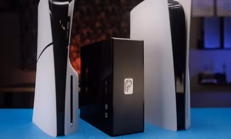 Console PS5 mini de 6 litres mod Tiny PS5 Redux en pose sur bureau, montrant boîtier compact et ventilation améliorée pour me