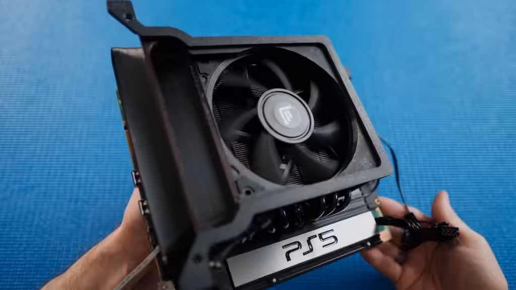 PS5 mini de 6 litres : le mod Tiny PS5 Redux gagne en refroidissement et en simplicité 19 Vue rapprochée de la PS5 mini 6 litres Tiny PS5 Redux, montrant le châssis compact et le système de refroidissement simplifié