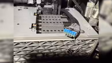 Radeon RX 9070 XT NITRO+ : troisième adaptateur 12V-2×6 bleu signalé avec traces de brûlure 21 Gros plan de la Radeon RX 9070 XT NITRO+ avec un adaptateur 12V-2×6 bleu présentant des traces de brûlure au connecteur d’ali