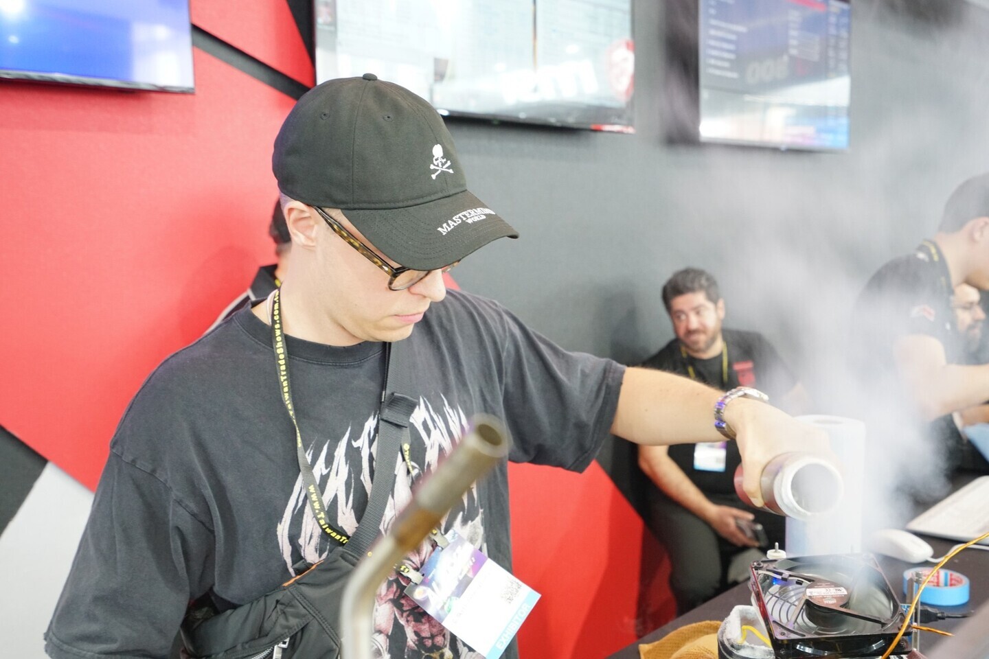 Record du monde DDR5 : G.SKILL et ASUS franchissent DDR5-13322 avec LN2 2 Modules mémoire DDR5 G.SKILL et carte mère ASUS en test LN2, configuration overclocking DDR5-13322, dissipateurs et slots DIMM visibles