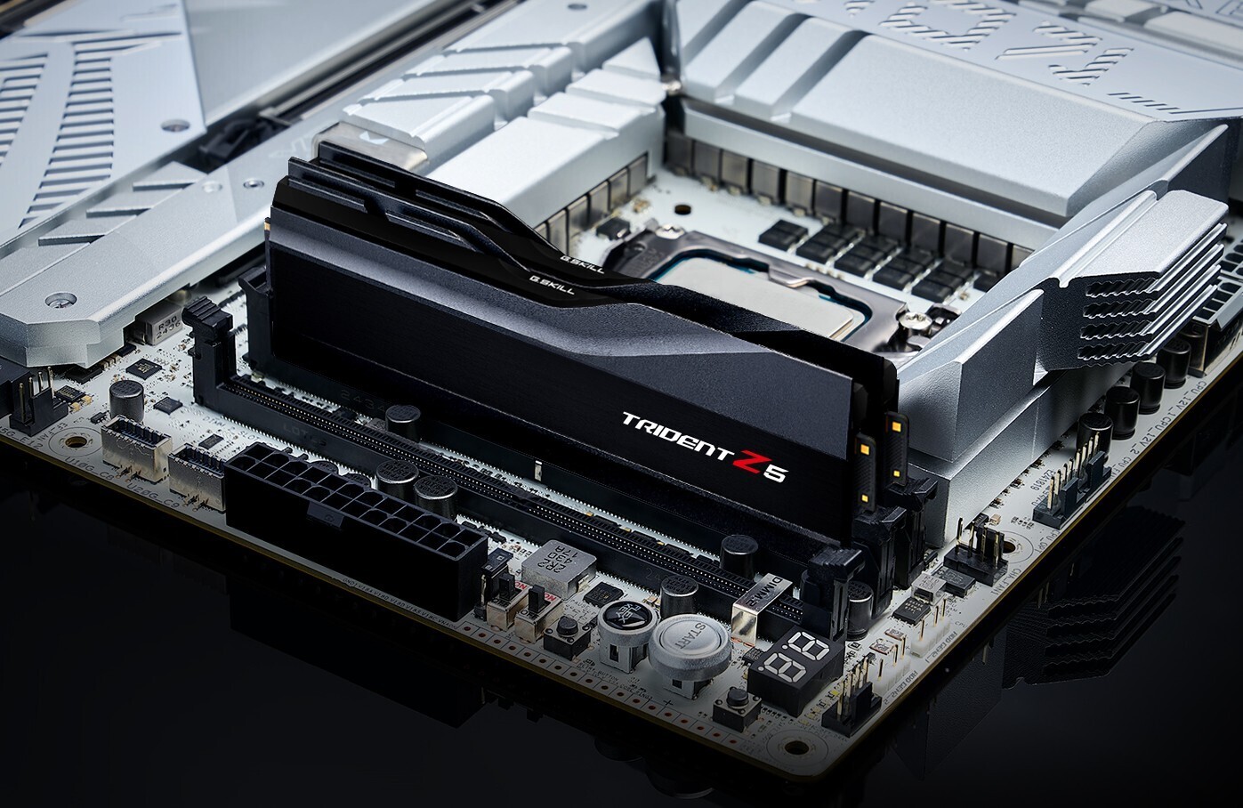 Record du monde DDR5 : G.SKILL et ASUS franchissent DDR5-13322 avec LN2 3 Modules mémoire DDR5 G.SKILL et carte mère ASUS overclockée LN2 atteignant DDR5-13322, barrettes RGB et dissipateurs