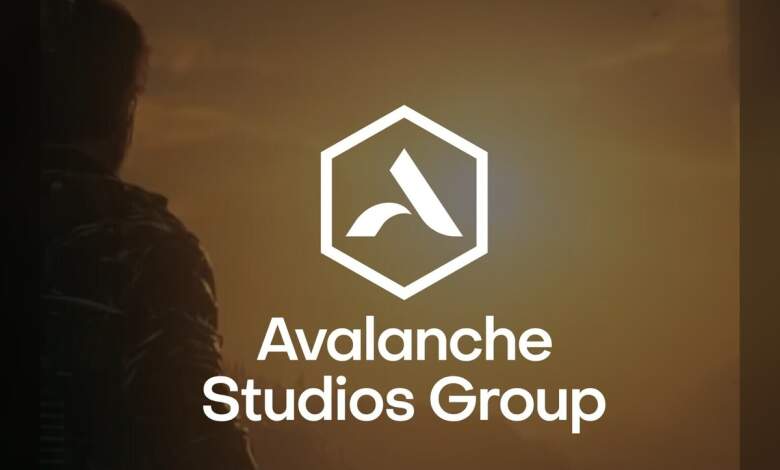 Bureau de studio de développement vidéoludique vide, ordinateurs de jeu, écrans, claviers mécaniques et chaises, fermeture d’équipe Avalanche Liverpool