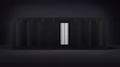 Rack serveur HPE Cray avec lames HPC, réseau Slingshot 400, stockage DAOS – infrastructure IA-HPC haute densité