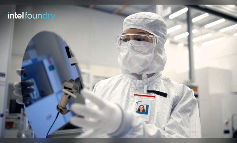 Intel 18A : les rendements progressent de 7 % par mois, Panther Lake sur la bonne rampe 1 Die et puce Intel 18A sur wafer, laboratoire fabrication semi-conducteurs, rendement 7%/mois, CPU Panther Lake