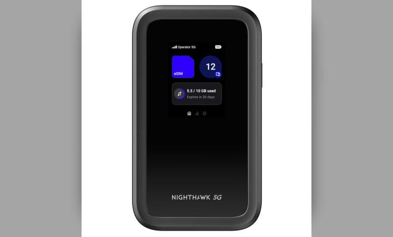 Netgear Nighthawk 5G M7 : hotspot Wi‑Fi 7 avec eSIM et appli dédiée pour voyager connecté 1 Routeur Netgear Nighthawk 5G M7 hotspot Wi‑Fi 7 eSIM antennes externes design portable écran LED