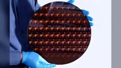 Puce semi-conducteur en gros plan sur wafer et équipement de fabrication pour usine de production 1,4 nm Rapidus