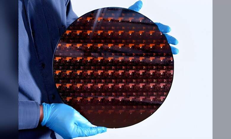 Puce semi-conducteur en gros plan sur wafer et équipement de fabrication pour usine de production 1,4 nm Rapidus