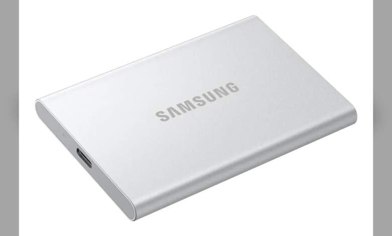SSD portable Samsung T7 Resurrected en aluminium recyclé, design argenté compact, interface USB‑C, performances comparables au T7