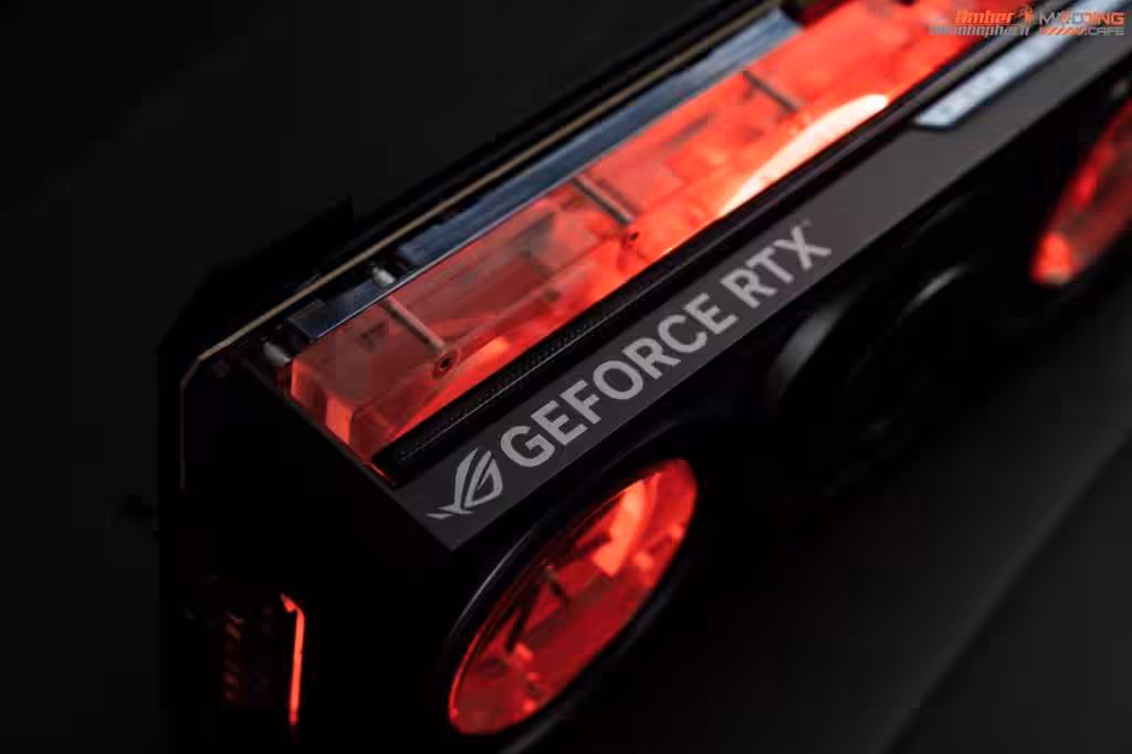 Vue rapprochée du mod ROG Astral pour RTX 5090/5080 avec watercooling intégral, tuyaux rigides transparents et éclairage RGB