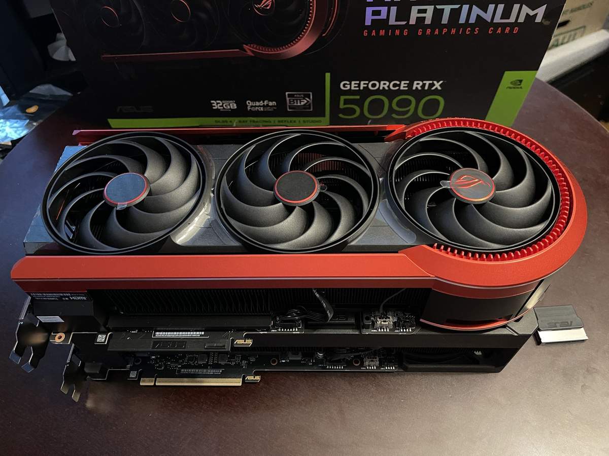 Carte graphique ROG Matrix RTX 5090 avec D-box géante visible, détail du carénage et connectique, angle de face