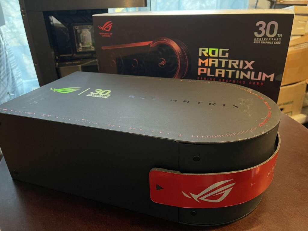 Vue rapprochée de la ROG Matrix RTX 5090 avec sa D-box géante et refroidissement personnalisé, angle côté ventilateurs et con