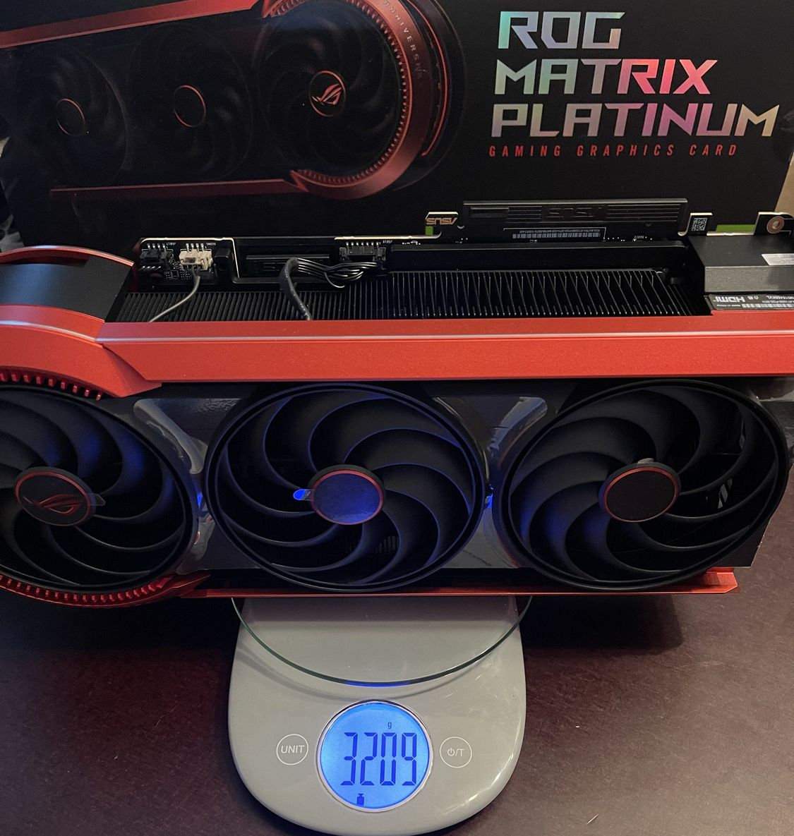 Carte graphique ROG Matrix RTX 5090 avec large D-box RGB visible sur fond sombre, gros plan sur design et connectique