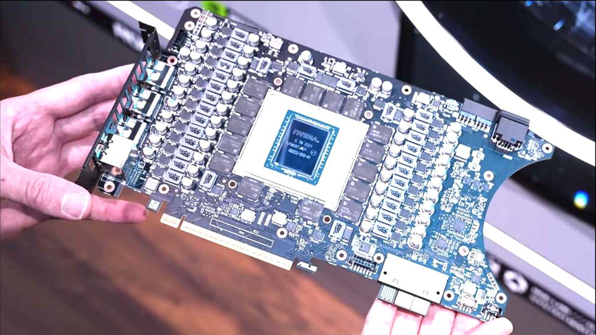 Cartes graphiques ROG Matrix RTX 5090 avec D-box géante et dissipateur visible, angle côté et éclairage RGB